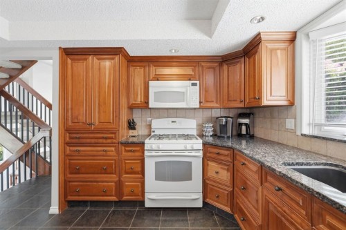 5807 Coach Hill Road Sw, Calgary, AB - Indoor Photo Showing Kitchen