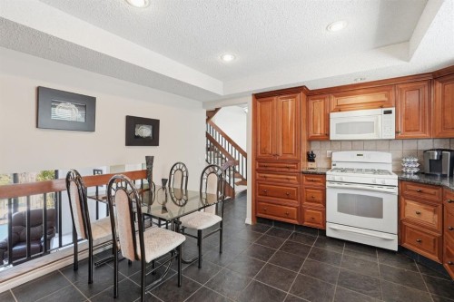 5807 Coach Hill Road Sw, Calgary, AB - Indoor Photo Showing Kitchen