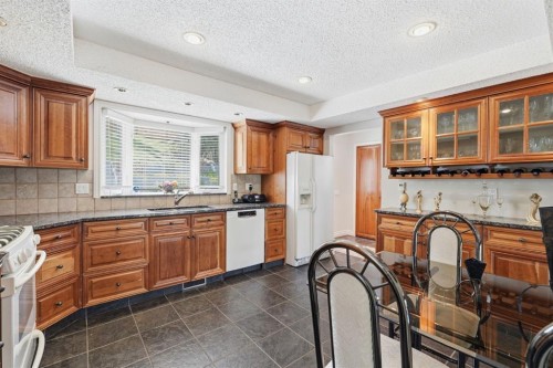 5807 Coach Hill Road Sw, Calgary, AB - Indoor Photo Showing Kitchen