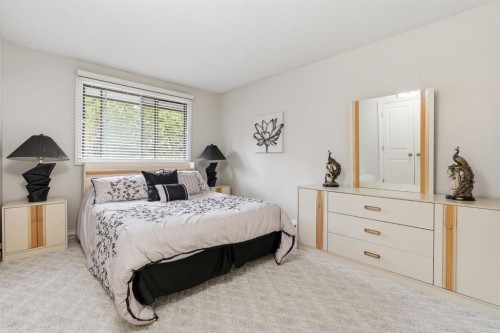 5807 Coach Hill Road Sw, Calgary, AB - Indoor Photo Showing Bedroom