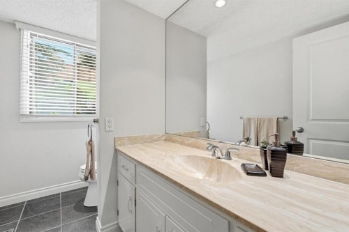 5807 Coach Hill Road Sw, Calgary, AB - Indoor Photo Showing Bathroom