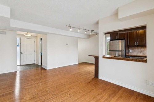 10-123 13 Avenue Ne, Calgary, AB - Indoor Photo Showing Kitchen