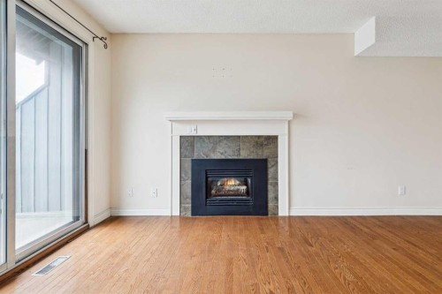 10-123 13 Avenue Ne, Calgary, AB - Indoor Photo Showing Living Room With Fireplace