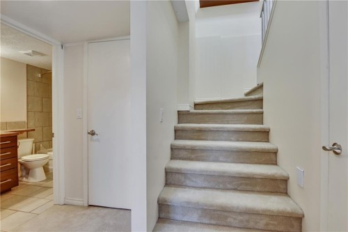 10-123 13 Avenue Ne, Calgary, AB - Indoor Photo Showing Other Room