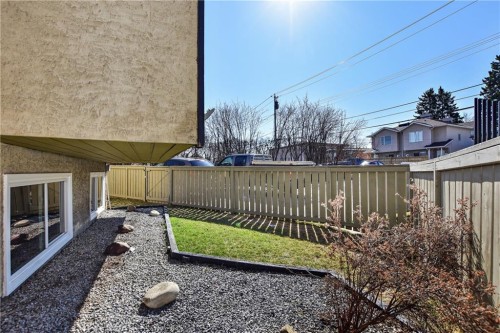 10-123 13 Avenue Ne, Calgary, AB - Outdoor