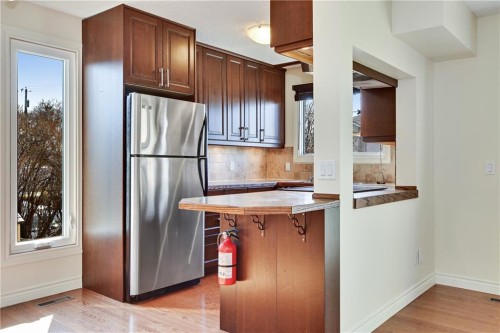 10-123 13 Avenue Ne, Calgary, AB - Indoor Photo Showing Kitchen
