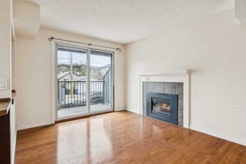 10-123 13 Avenue Ne, Calgary, AB - Indoor Photo Showing Living Room With Fireplace