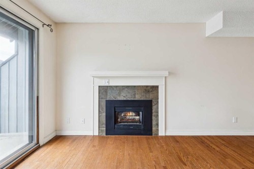 10-123 13 Avenue Ne, Calgary, AB - Indoor Photo Showing Living Room With Fireplace