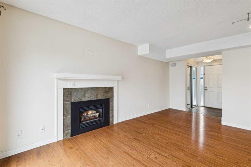 10-123 13 Avenue Ne, Calgary, AB - Indoor Photo Showing Living Room With Fireplace