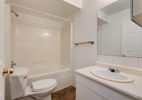 1135 37 Street Se, Calgary, AB - Indoor Photo Showing Bathroom