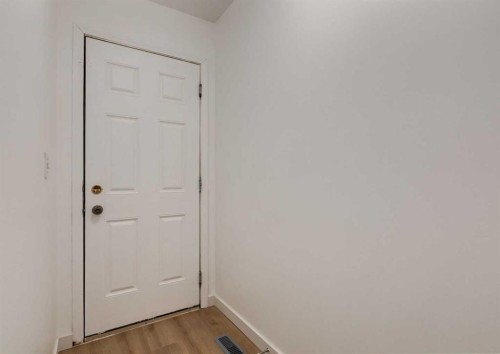 1135 37 Street Se, Calgary, AB - Indoor Photo Showing Other Room