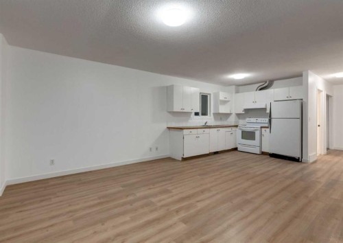 1135 37 Street Se, Calgary, AB - Indoor Photo Showing Kitchen