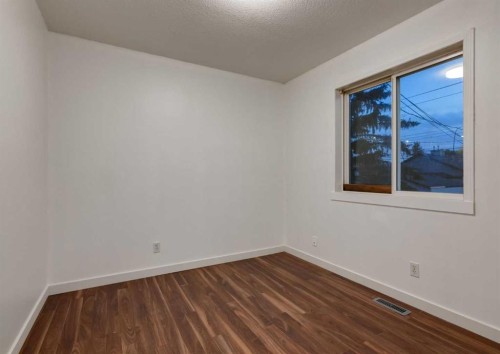 1135 37 Street Se, Calgary, AB - Indoor Photo Showing Other Room