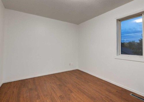 1135 37 Street Se, Calgary, AB - Indoor Photo Showing Other Room