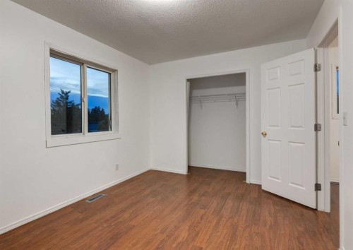 1135 37 Street Se, Calgary, AB - Indoor Photo Showing Other Room