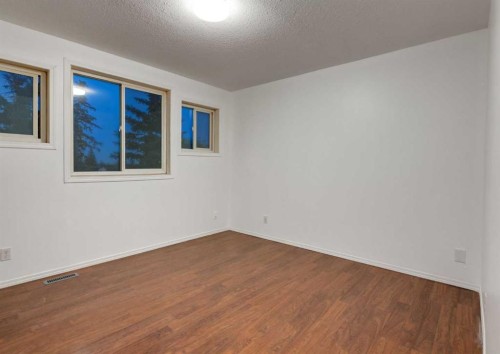1135 37 Street Se, Calgary, AB - Indoor Photo Showing Other Room