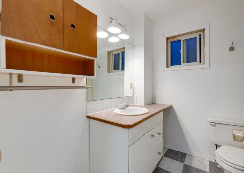 1135 37 Street Se, Calgary, AB - Indoor Photo Showing Bathroom