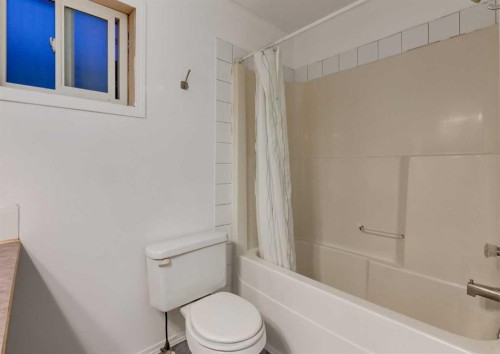 1135 37 Street Se, Calgary, AB - Indoor Photo Showing Bathroom