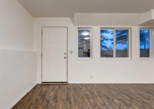 1135 37 Street Se, Calgary, AB - Indoor Photo Showing Other Room