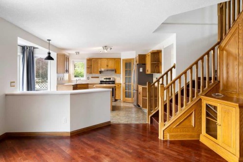 439 Douglas Woods Drive Se, Calgary, AB - Indoor Photo Showing Kitchen