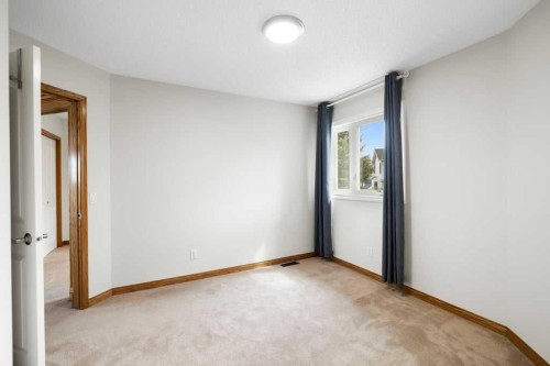 439 Douglas Woods Drive Se, Calgary, AB - Indoor Photo Showing Other Room
