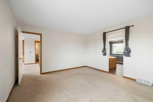 439 Douglas Woods Drive Se, Calgary, AB - Indoor Photo Showing Other Room