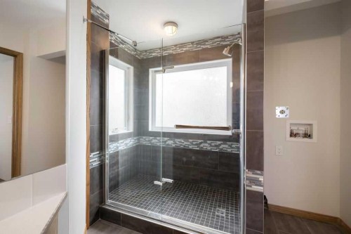 439 Douglas Woods Drive Se, Calgary, AB - Indoor Photo Showing Bathroom