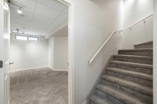 439 Douglas Woods Drive Se, Calgary, AB - Indoor Photo Showing Other Room