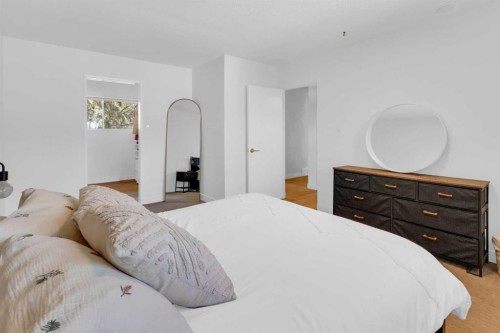 77 Hogarth Crescent Sw, Calgary, AB - Indoor Photo Showing Bedroom