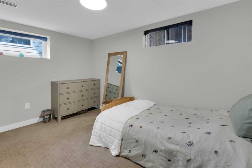 77 Hogarth Crescent Sw, Calgary, AB - Indoor Photo Showing Bedroom