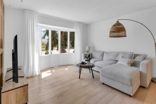 77 Hogarth Crescent Sw, Calgary, AB - Indoor Photo Showing Living Room