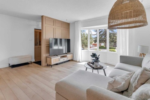 77 Hogarth Crescent Sw, Calgary, AB - Indoor Photo Showing Living Room
