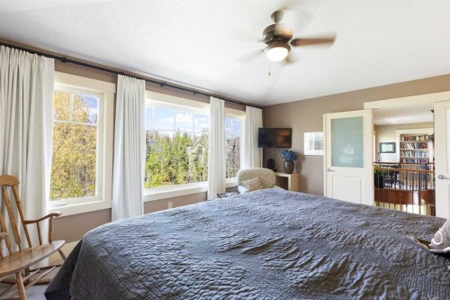 7 Discovery Ridge Cove Sw, Calgary, AB - Indoor Photo Showing Bedroom