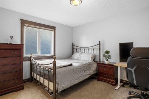 11 Timberline Gate Sw, Calgary, AB - Indoor Photo Showing Bedroom
