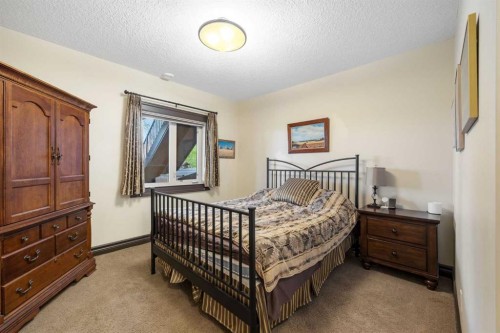 11 Timberline Gate Sw, Calgary, AB - Indoor Photo Showing Bedroom