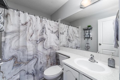 105 Bedford Manor Ne, Calgary, AB - Indoor Photo Showing Bathroom