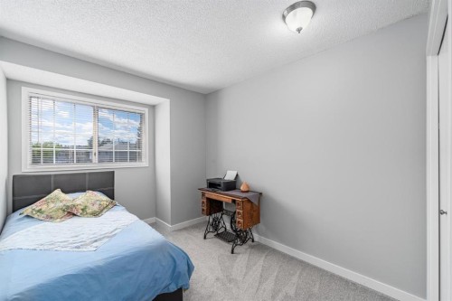 105 Bedford Manor Ne, Calgary, AB - Indoor Photo Showing Bedroom