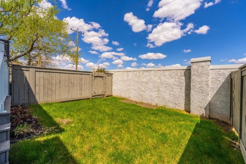 105 Bedford Manor Ne, Calgary, AB - Outdoor
