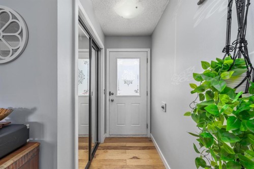 105 Bedford Manor Ne, Calgary, AB - Indoor Photo Showing Other Room