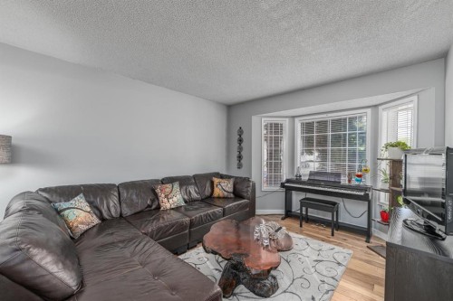 105 Bedford Manor Ne, Calgary, AB - Indoor Photo Showing Living Room
