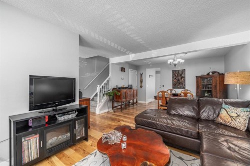 105 Bedford Manor Ne, Calgary, AB - Indoor Photo Showing Living Room