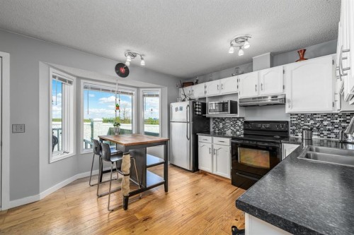 105 Bedford Manor Ne, Calgary, AB - Indoor Photo Showing Kitchen