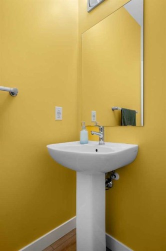 149 Belmont Boulevard Sw, Calgary, AB - Indoor Photo Showing Bathroom