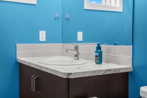 149 Belmont Boulevard Sw, Calgary, AB - Indoor Photo Showing Bathroom