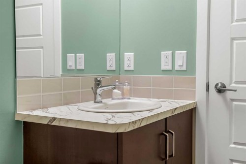 149 Belmont Boulevard Sw, Calgary, AB - Indoor Photo Showing Bathroom