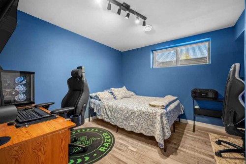 149 Belmont Boulevard Sw, Calgary, AB - Indoor Photo Showing Bedroom
