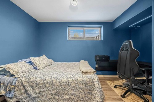 149 Belmont Boulevard Sw, Calgary, AB - Indoor Photo Showing Bedroom