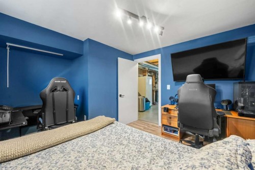 149 Belmont Boulevard Sw, Calgary, AB - Indoor Photo Showing Bedroom