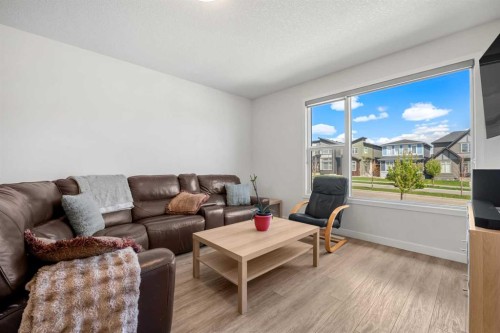 149 Belmont Boulevard Sw, Calgary, AB - Indoor Photo Showing Living Room