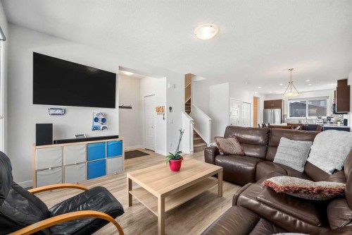 149 Belmont Boulevard Sw, Calgary, AB - Indoor Photo Showing Living Room